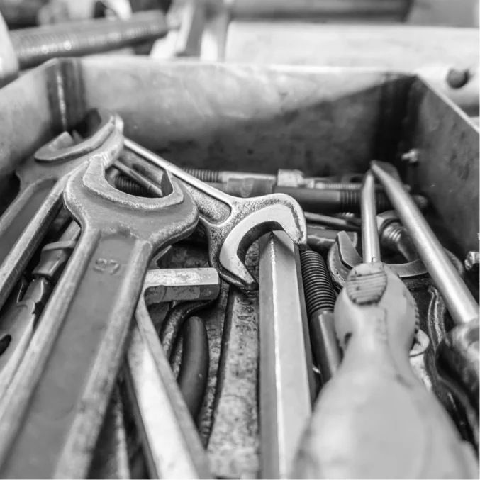 Werkzeug im Werkzeugkasten, symbolisiert präzise Arbeit und Expertise in der KFZ-Technik